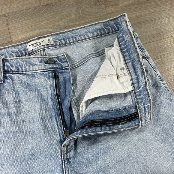 Abercrombie & Fitch 33 /16R The 90s Straight Ultra High Rise Light Wash - Picture 3 of 11